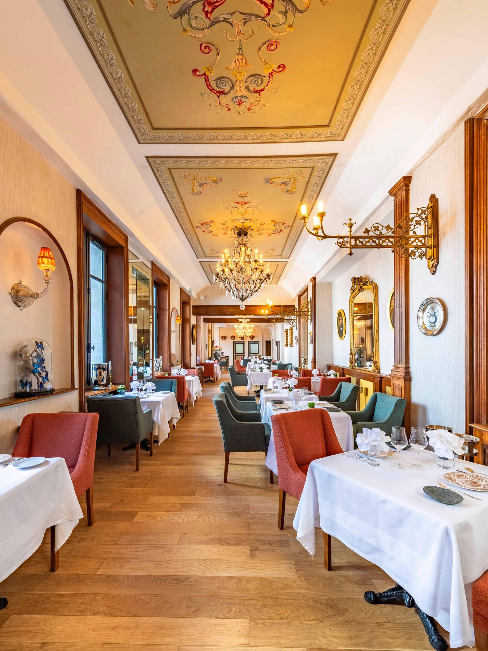 Hotel De La Poste D'avallon, at the table