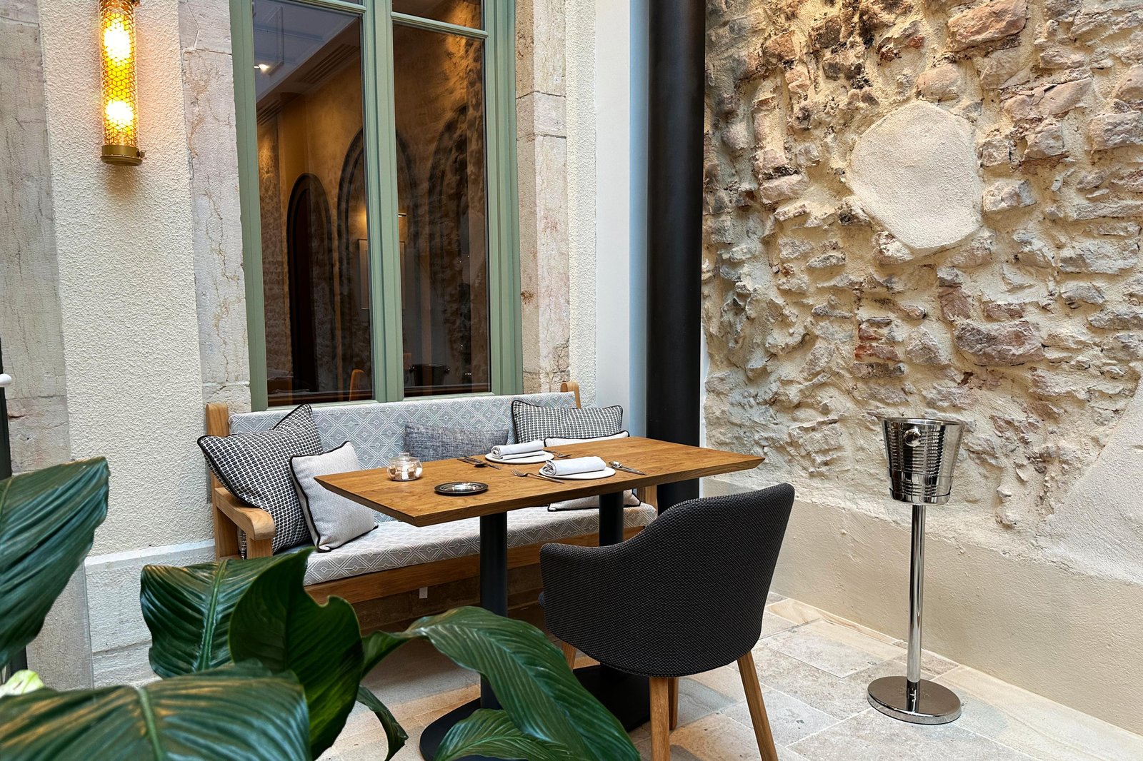 Maison 1896, slanted door