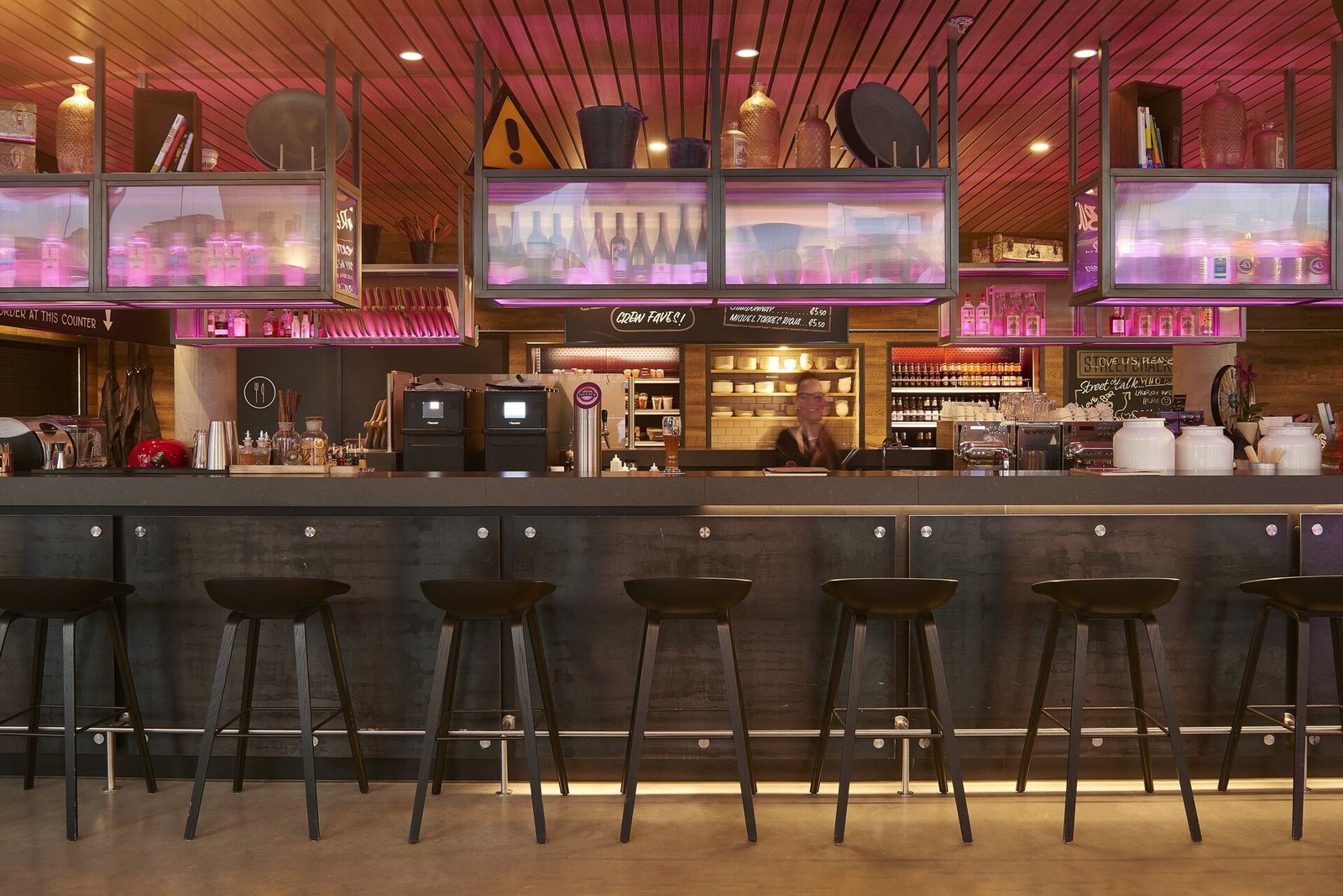 Moxy Frankfurt Airport, moxy bar