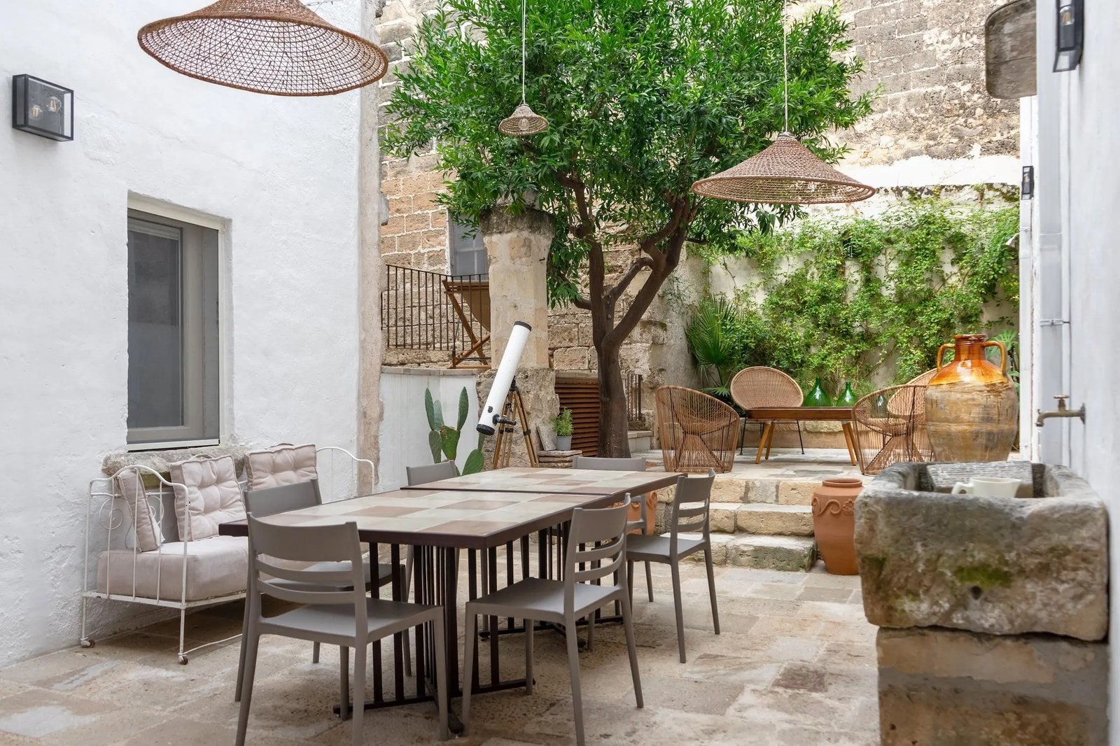 Casa a Corte, at the table