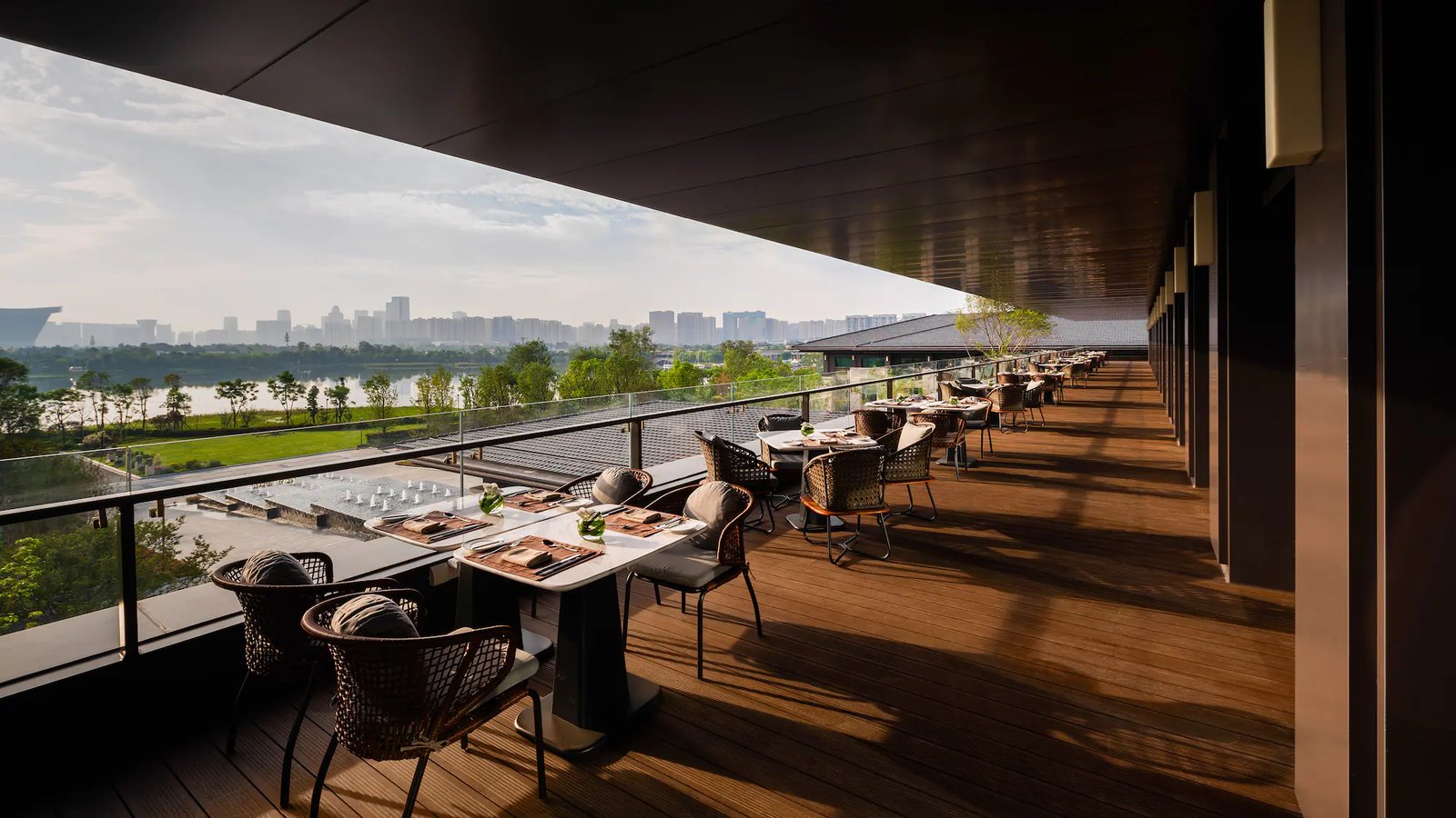Gran Melia Chengdu, at the table