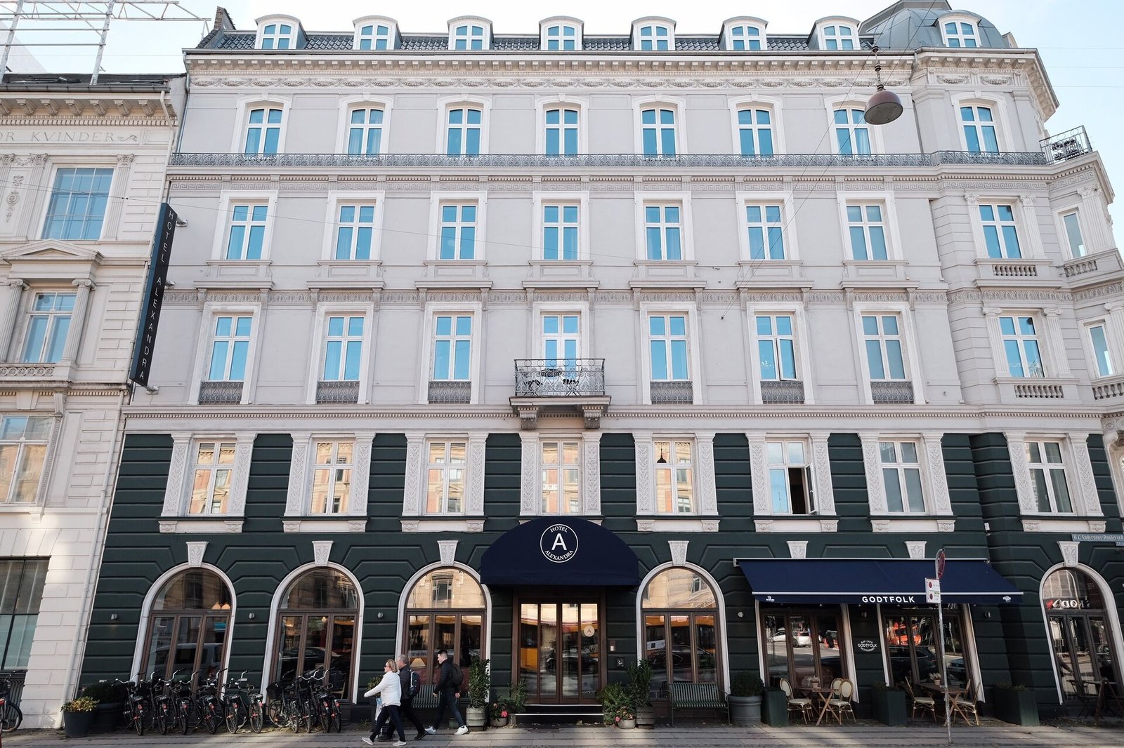 Hotel Alexandra — backstory