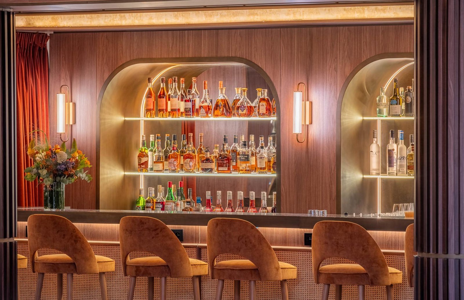 Hôtel Burdigala by Inwood Hotels, at the table