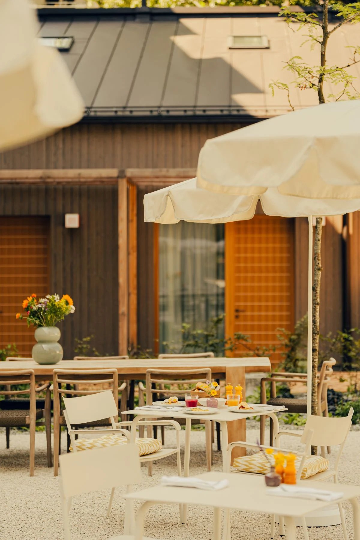 Hotel zum Hirschen, at the table