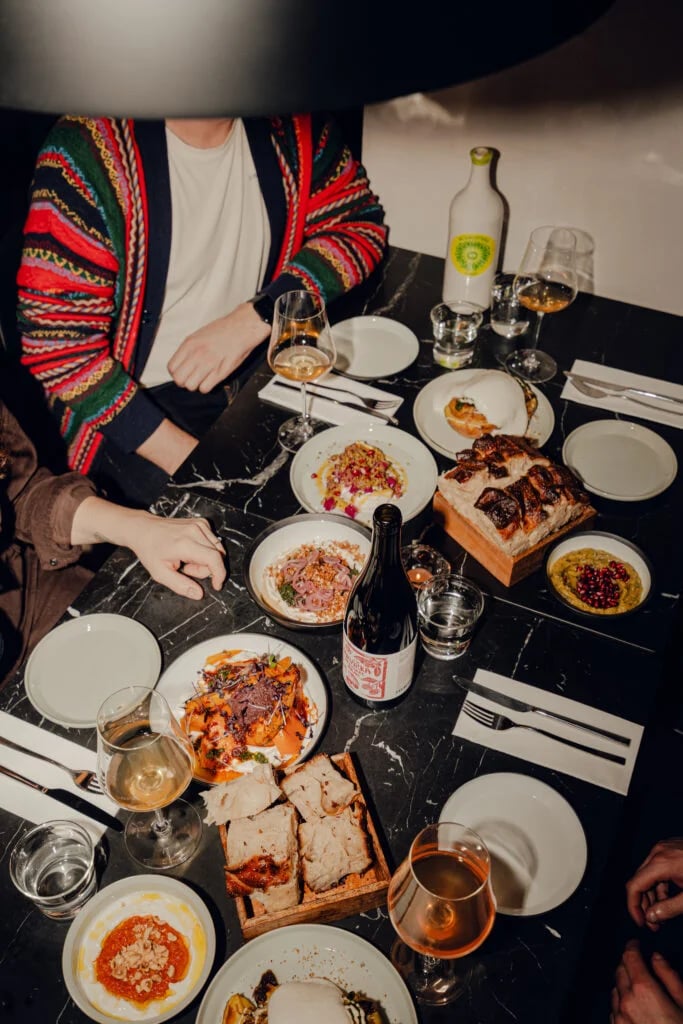 Hotel zum Hirschen, at the table