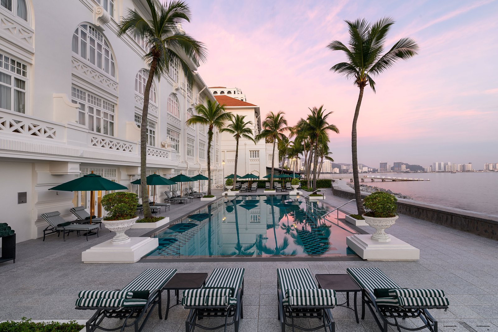 Eastern & Oriental Hotel, the pool
