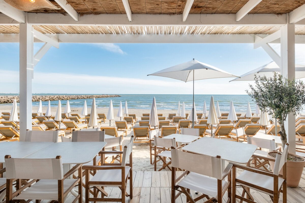 Hôtel La Plage, at the table