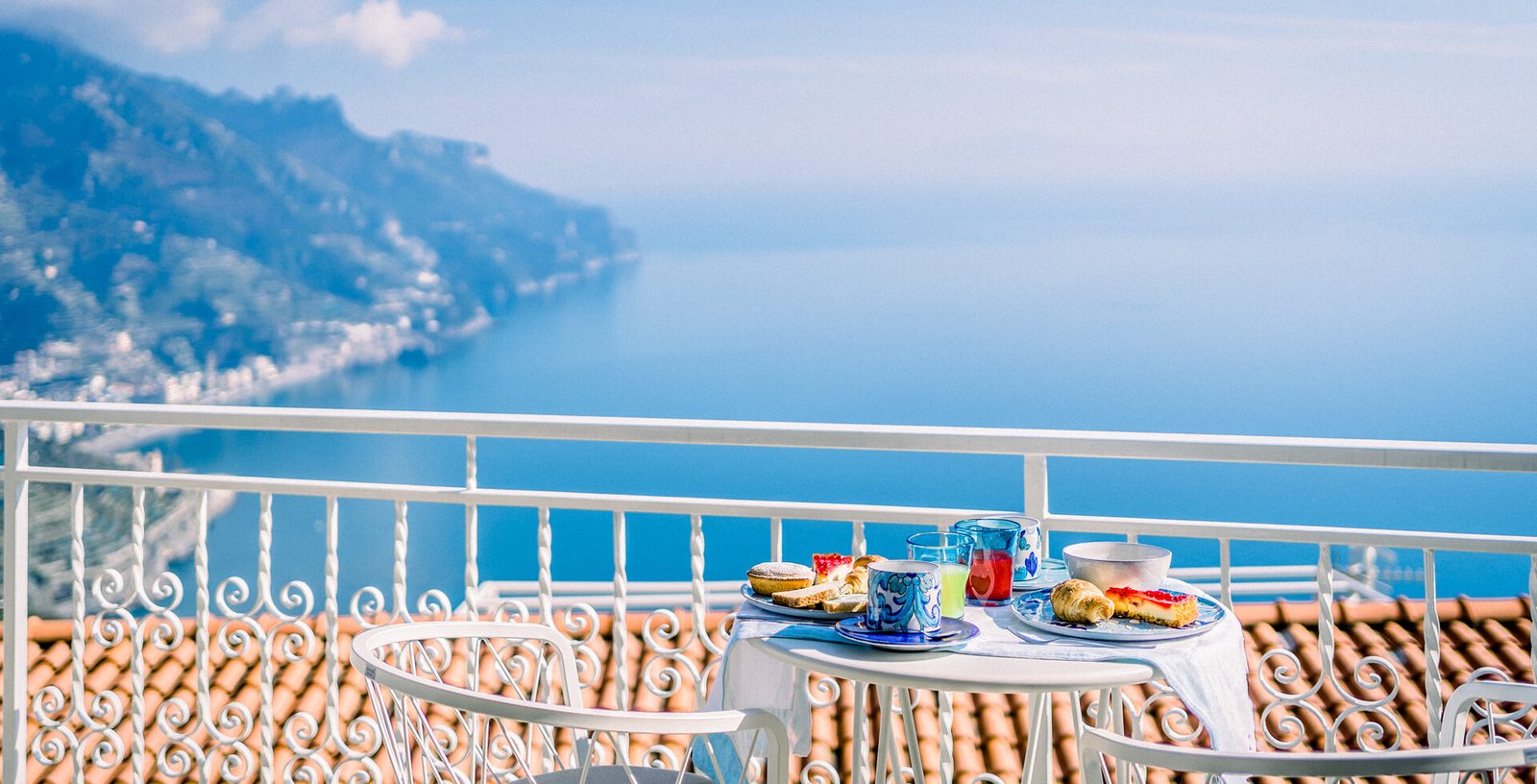 Casa Dolce Casa, at the table