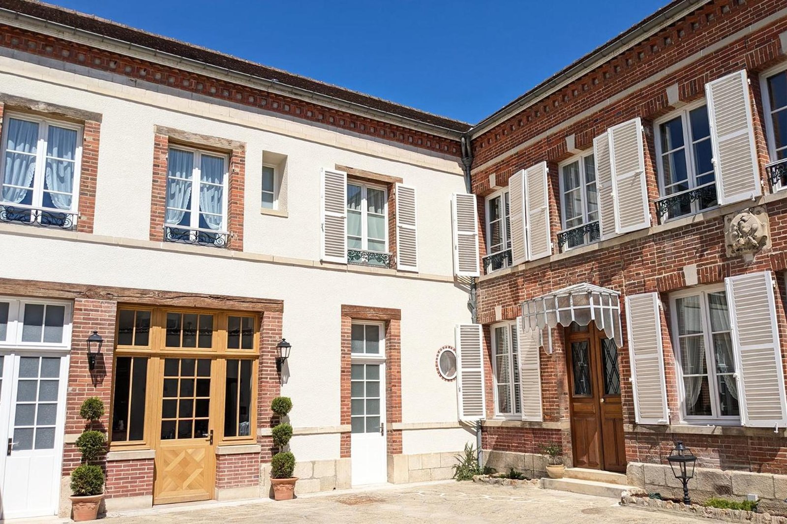 Maison À Deux Mains