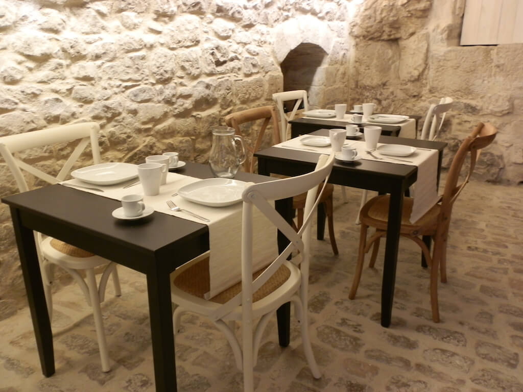 Neropece Suites, at the table