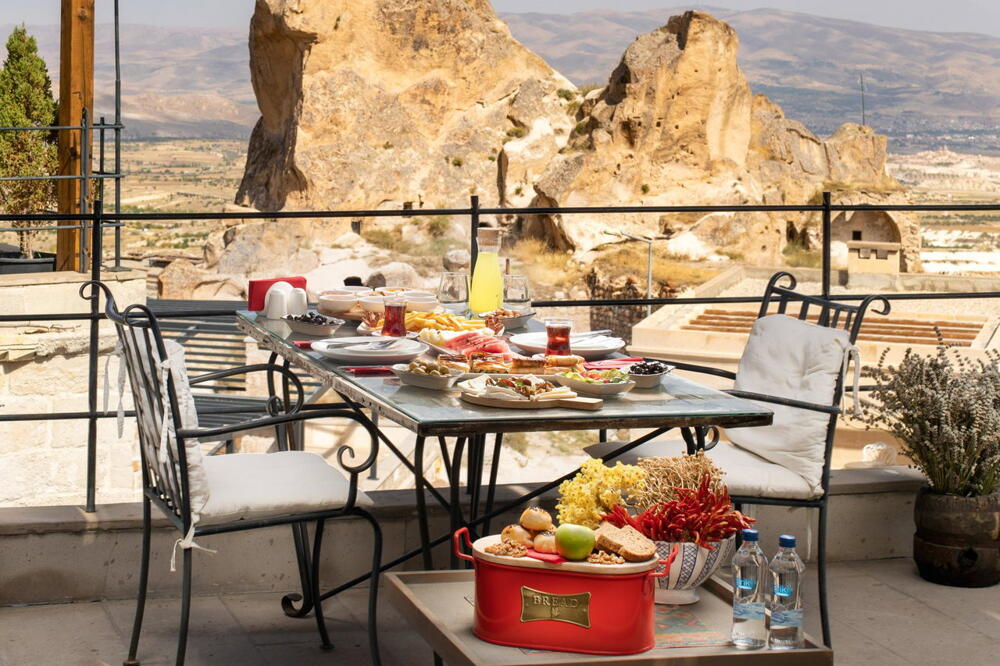 The Rupestral House, at the table