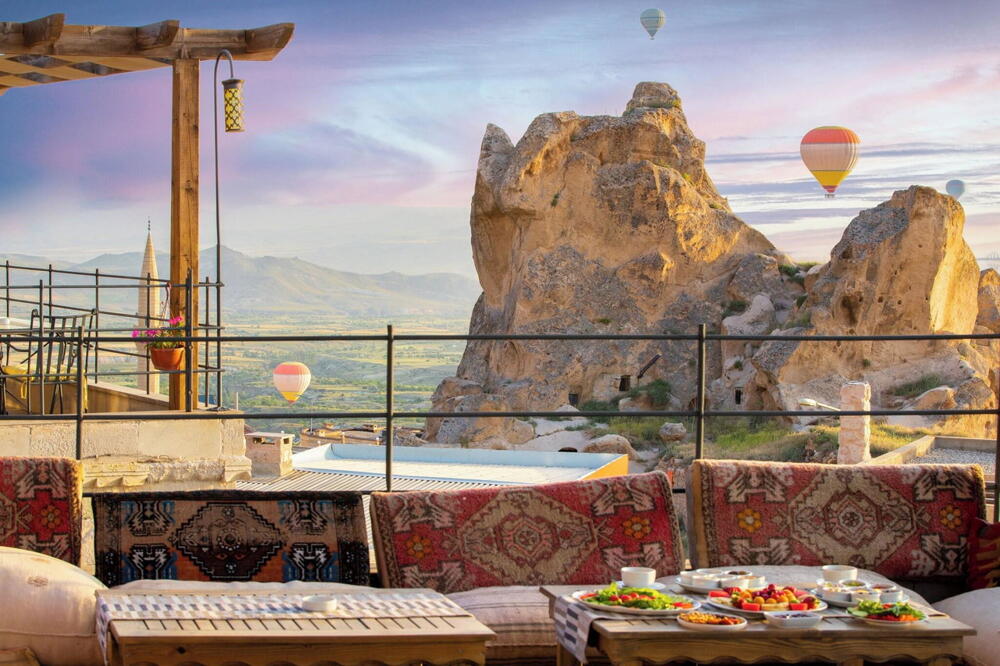 The Rupestral House, at the table