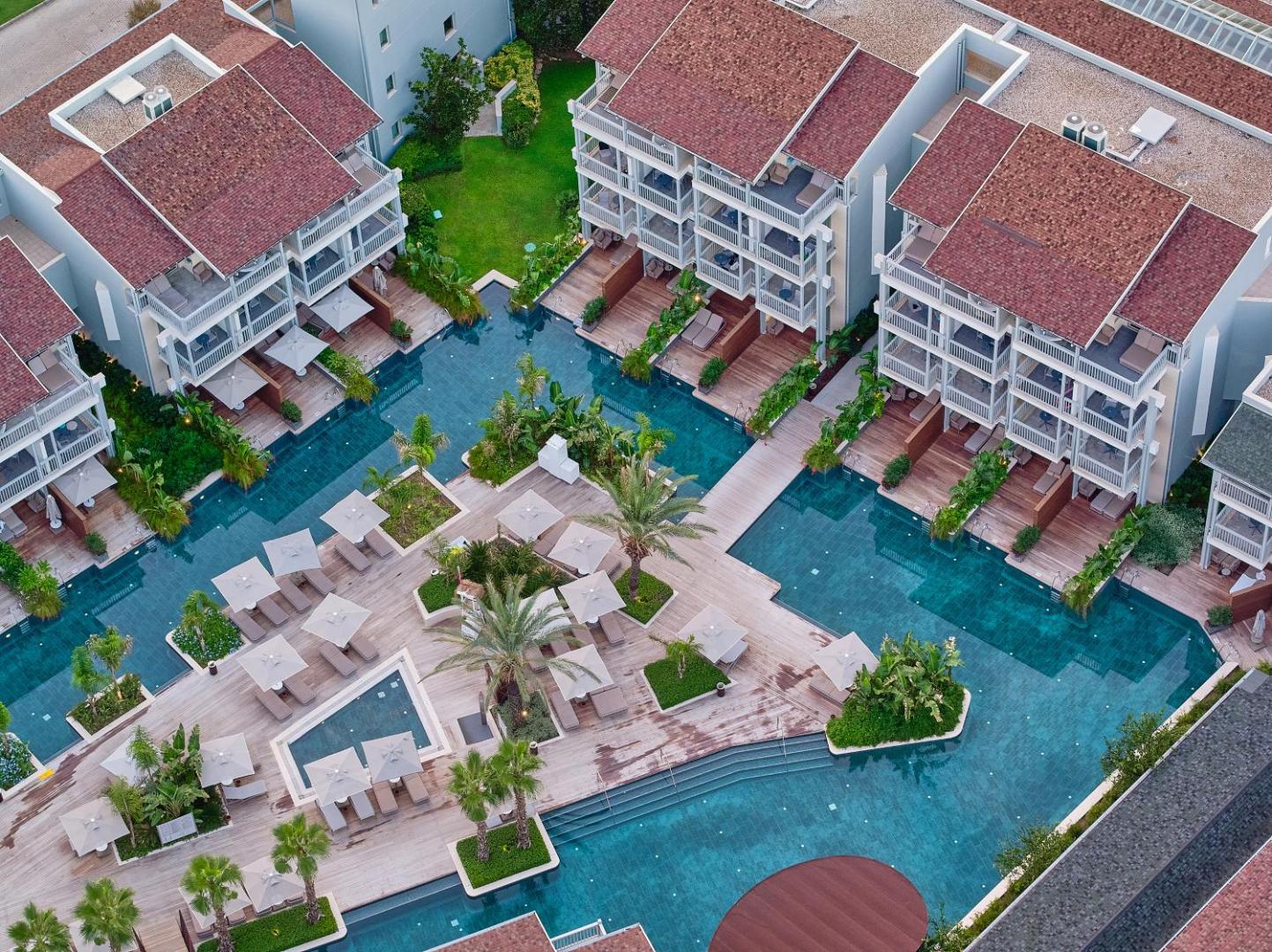Barut Lara, the pool