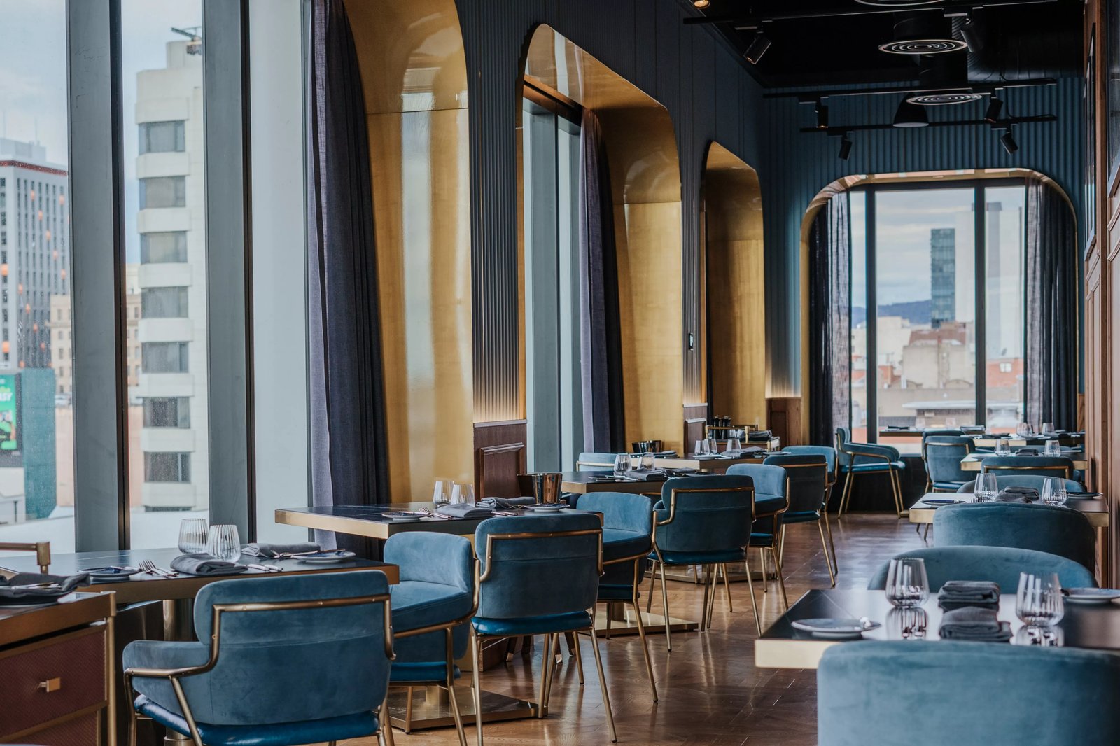 Sofitel Adelaide, garçon bleu