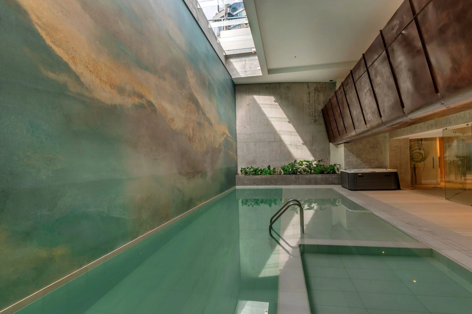 GO Quito Hotel, the pool