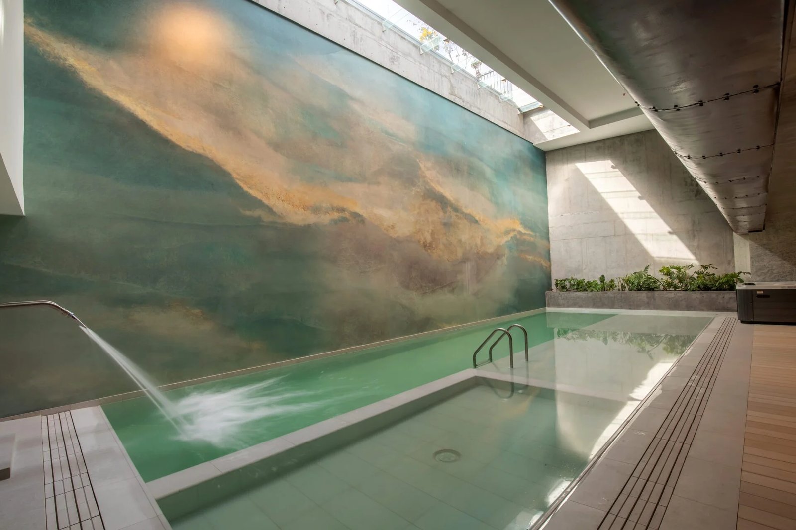 GO Quito Hotel, the pool
