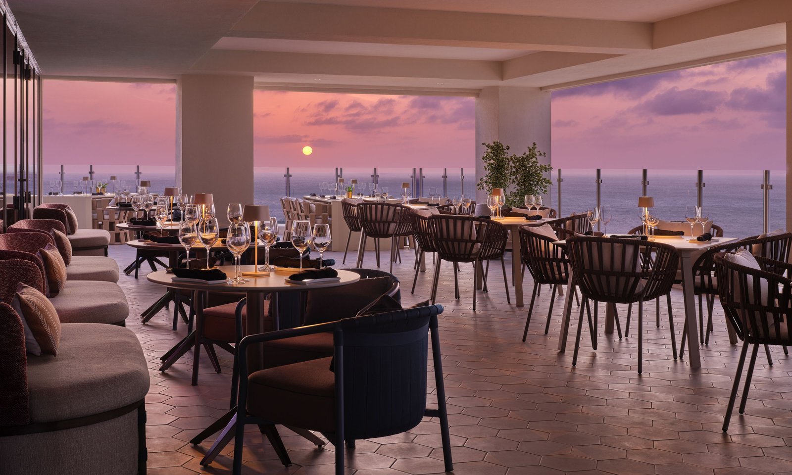 The St. Regis Aruba Resort, akira back