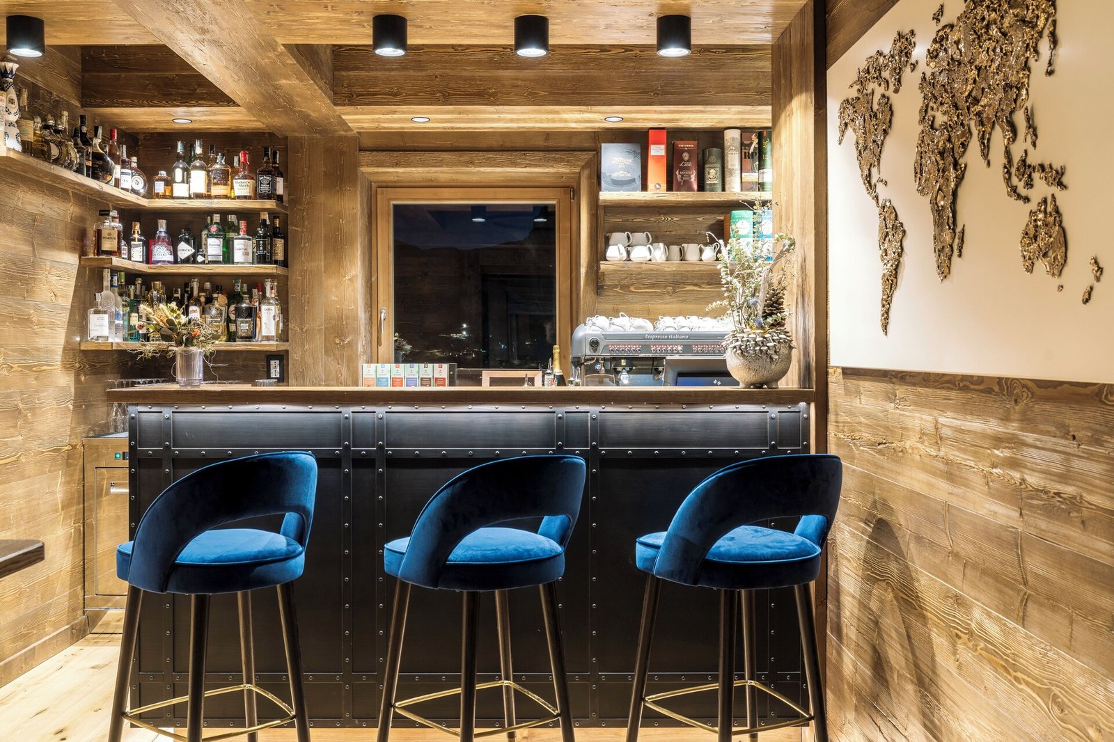 Casa Guargne', at the table