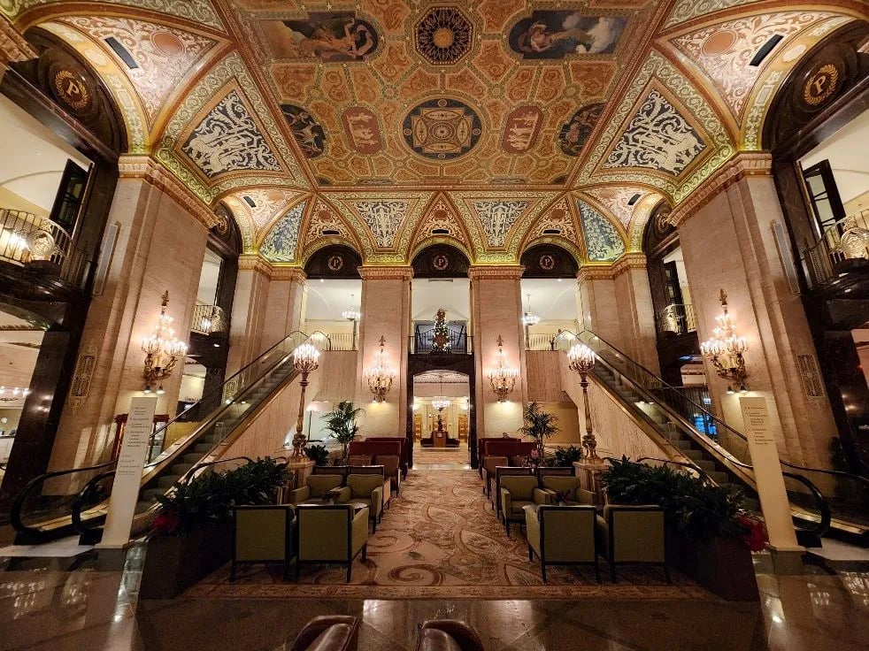 Palmer House Hilton — vibe