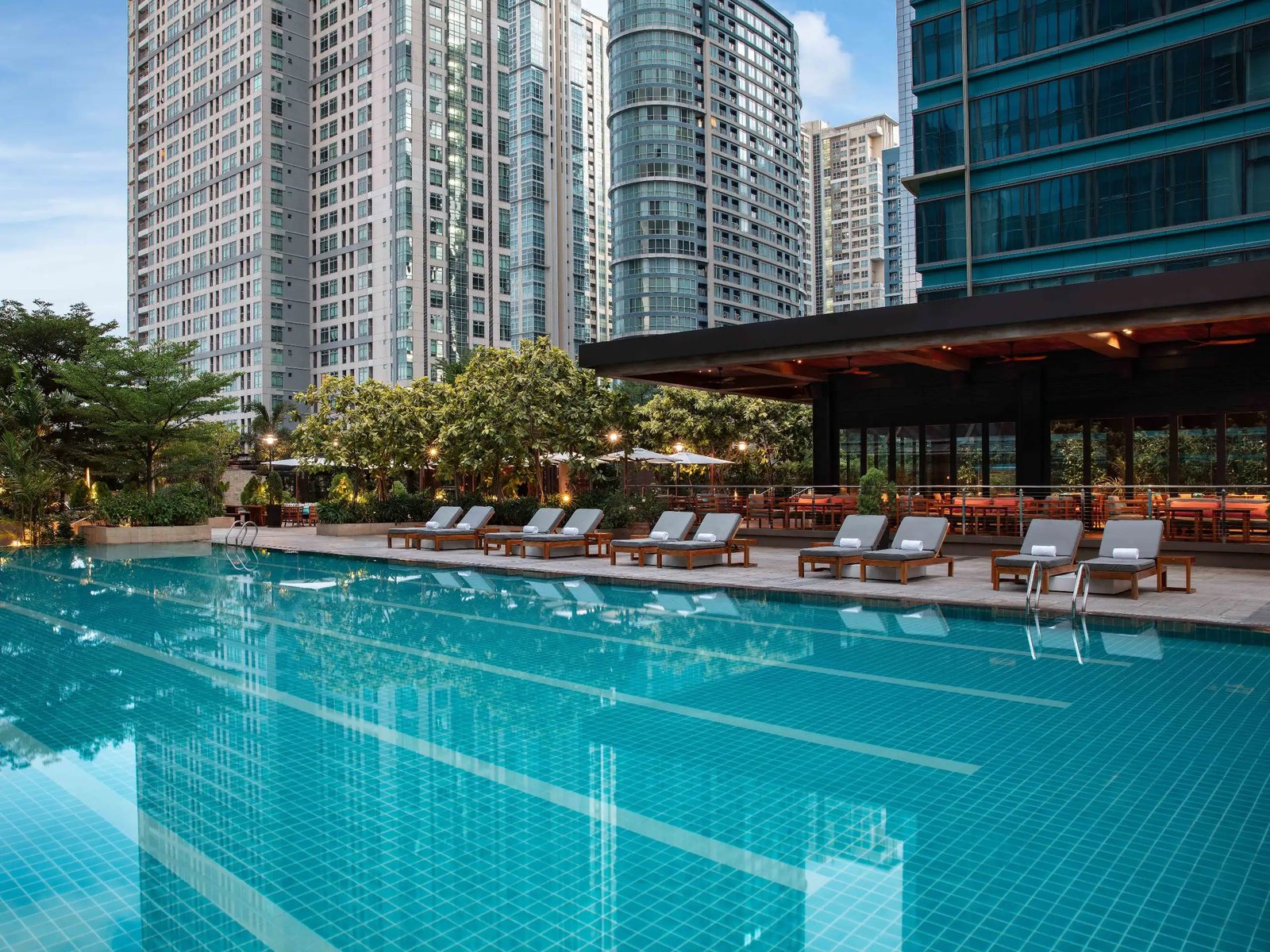 Grand Hyatt Manila, the pool