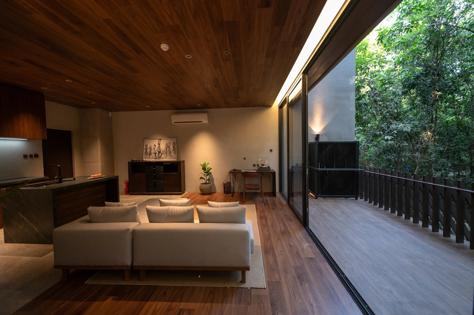 Piece Lio, rooms