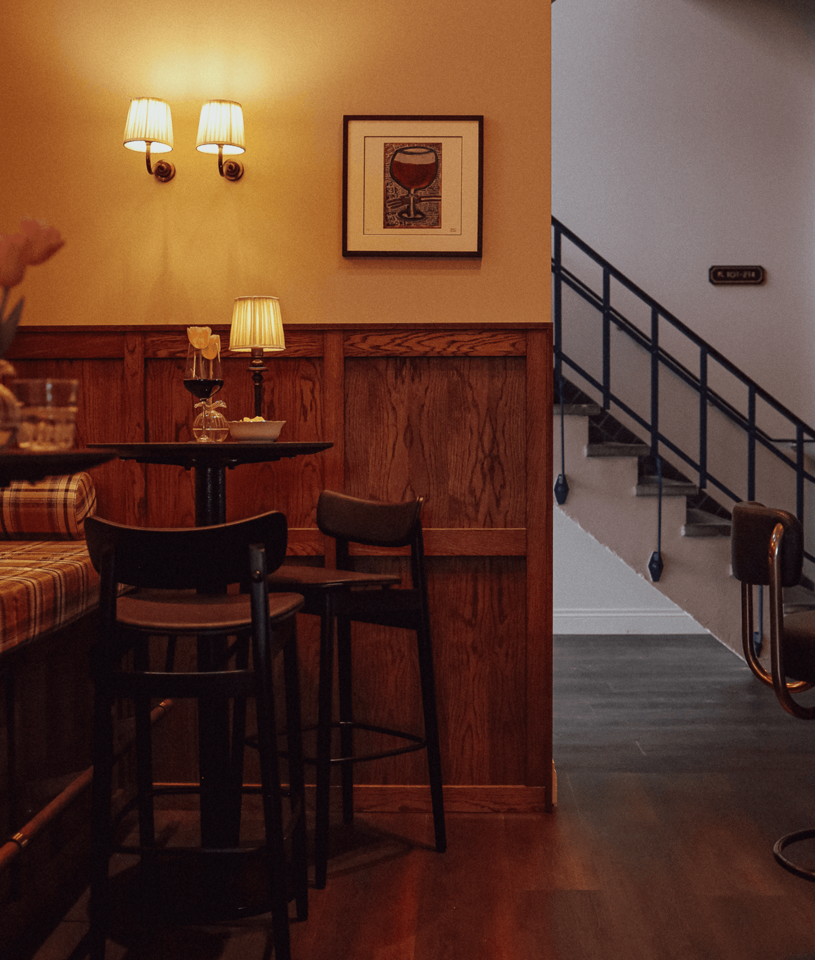 Hotel Ryder, at the table