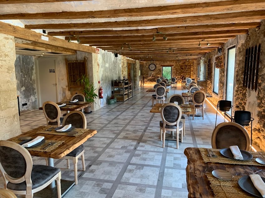 Somnifabrik Hotel, at the table