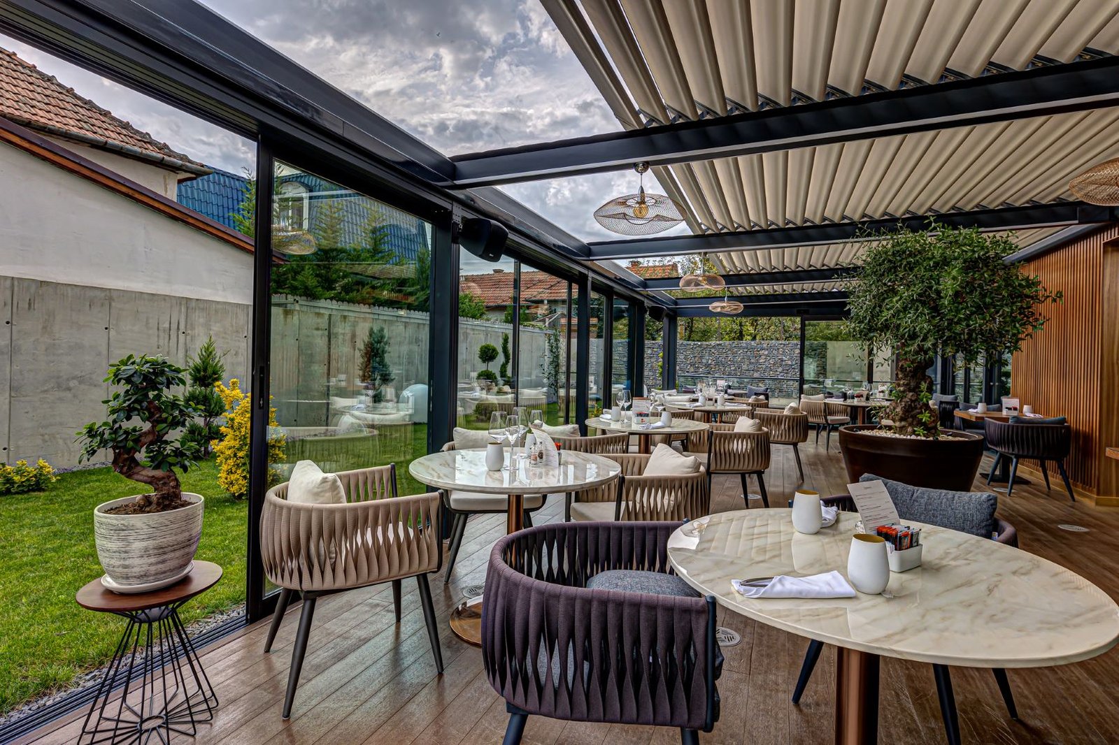 Vibre Hotel, at the table