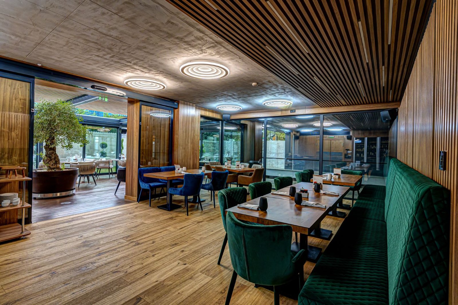 Vibre Hotel, at the table