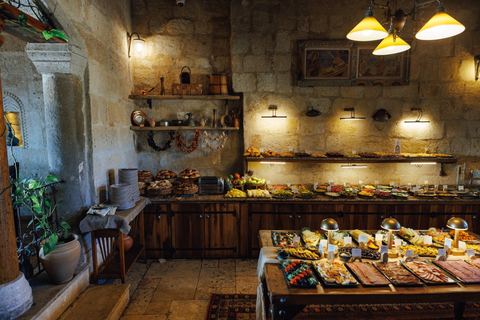 Sultan Cave Suites, at the table