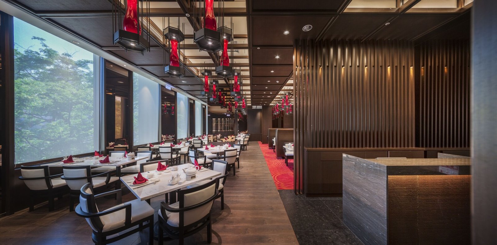 H2O Hotel, at the table