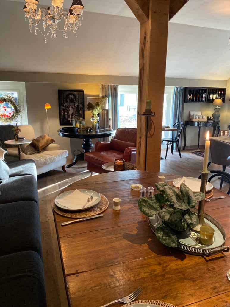 Hoeve de Haar, at the table