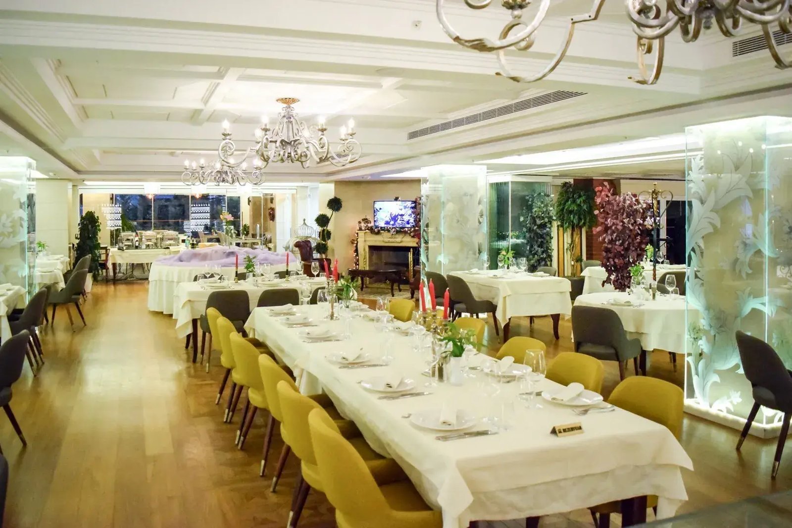 Xheko Imperial Luxury Hotel & Spa, at the table