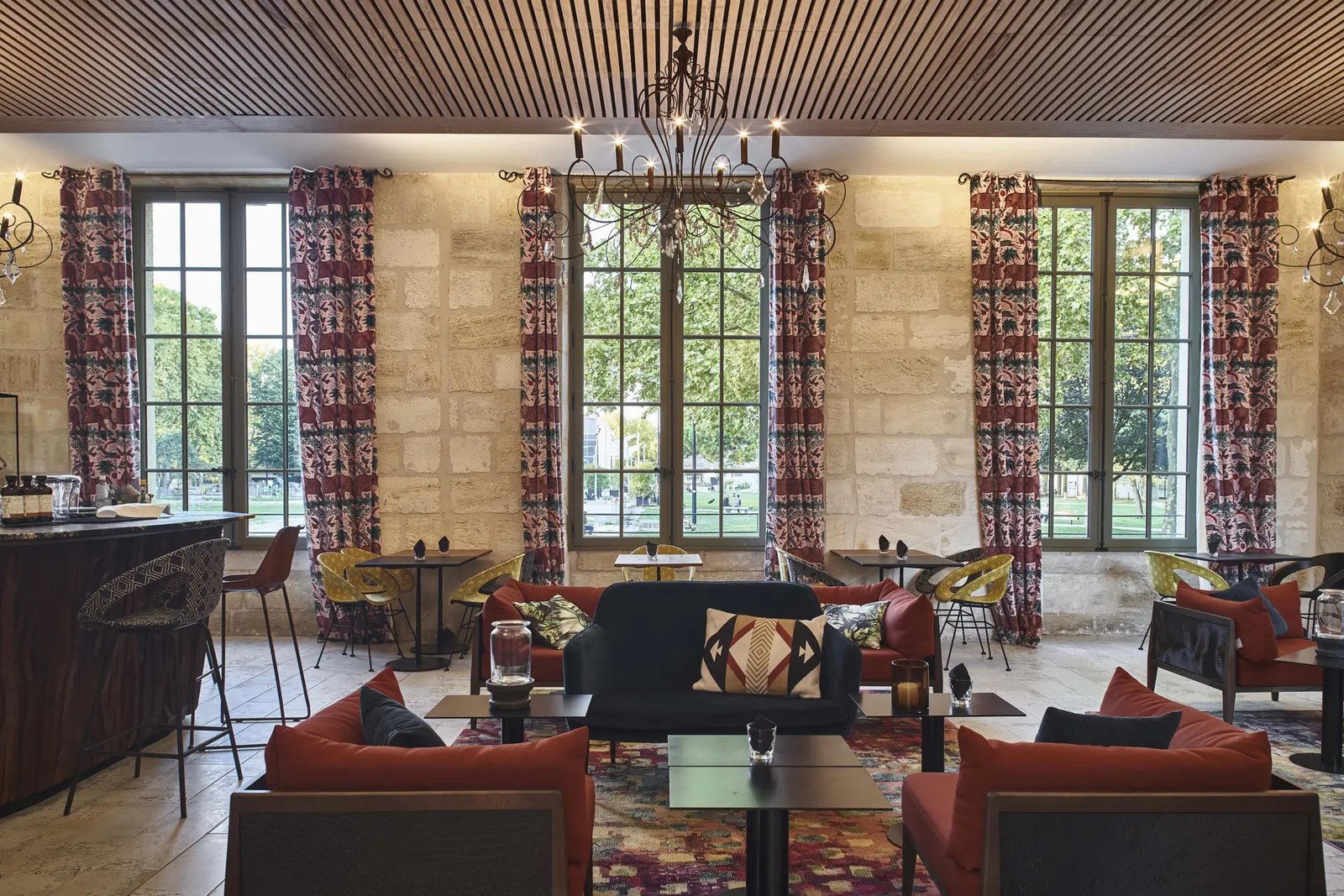 Hotel La Zoologie, at the table