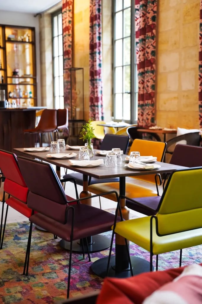 Hotel La Zoologie, at the table