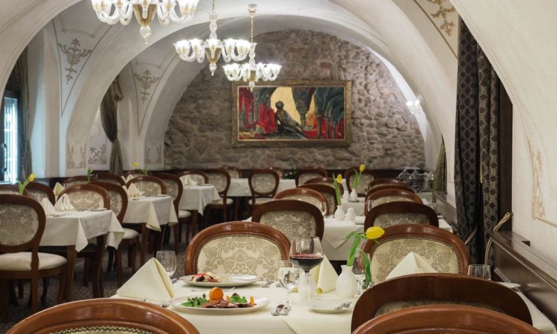 Hotel Arcadia, at the table