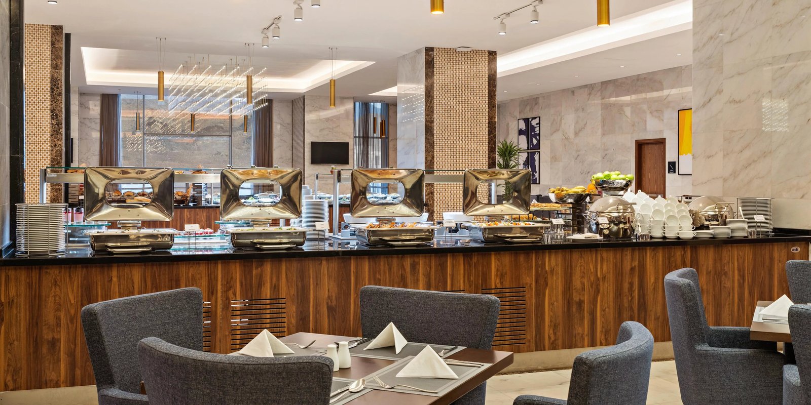 voco Makkah by IHG, at the table