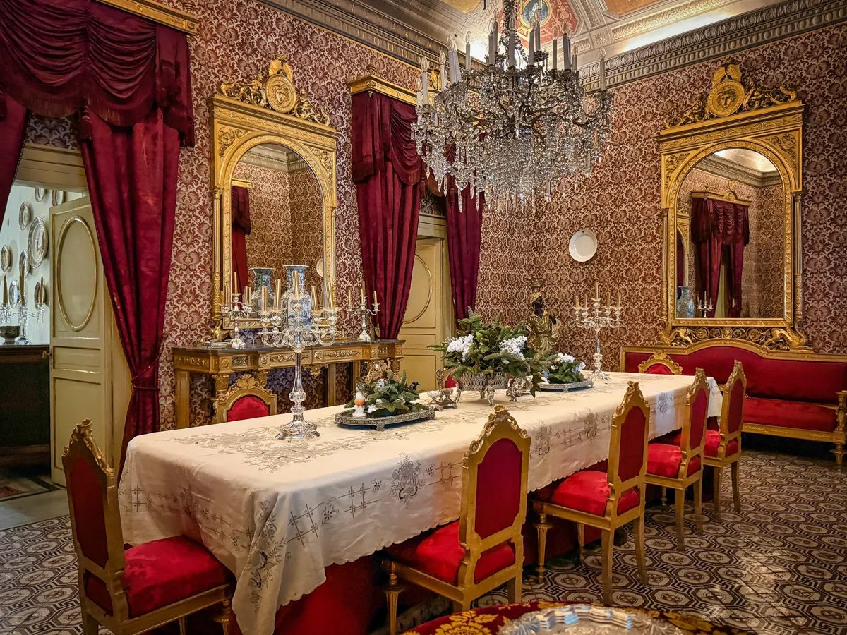 Palazzo Arone dei Baroni di Valentino, at the table