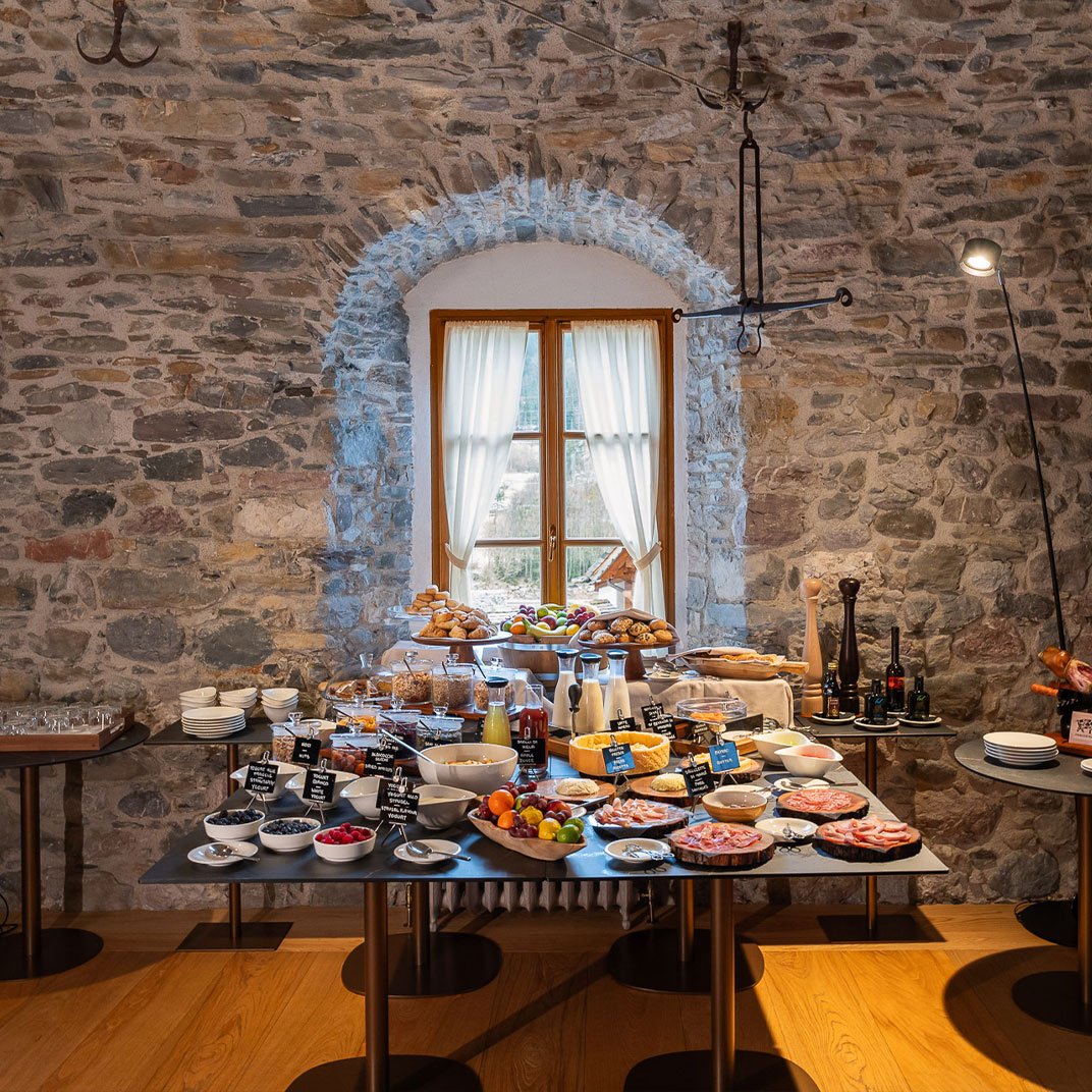 Hammerack Hotel, at the table