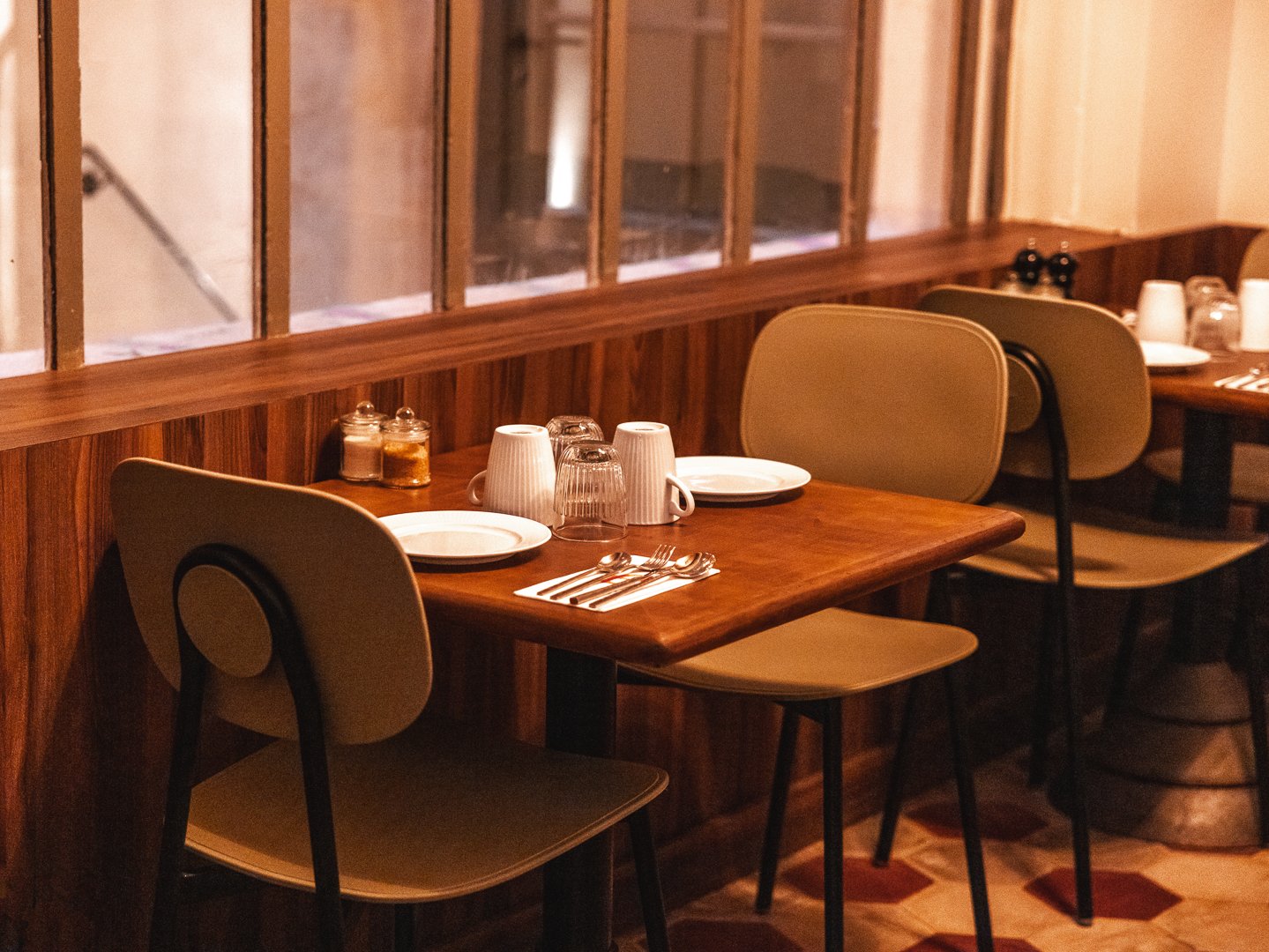 Académie Hôtel Lyon, at the table