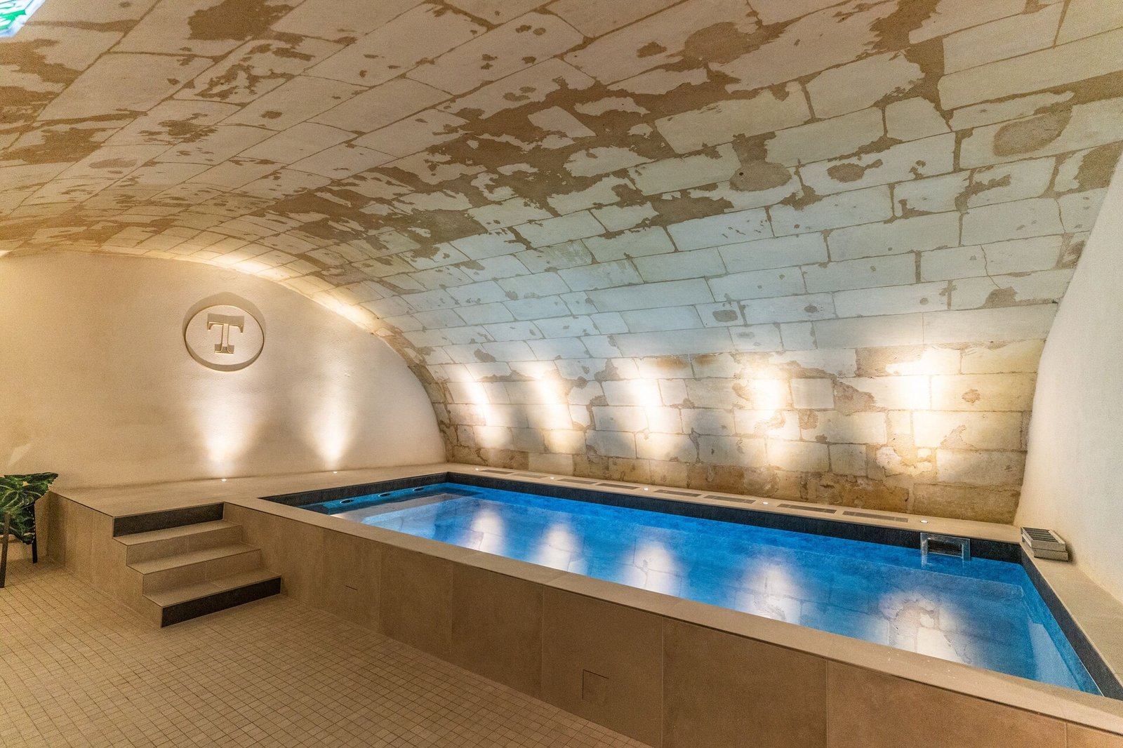 Les Trésorières, the pool