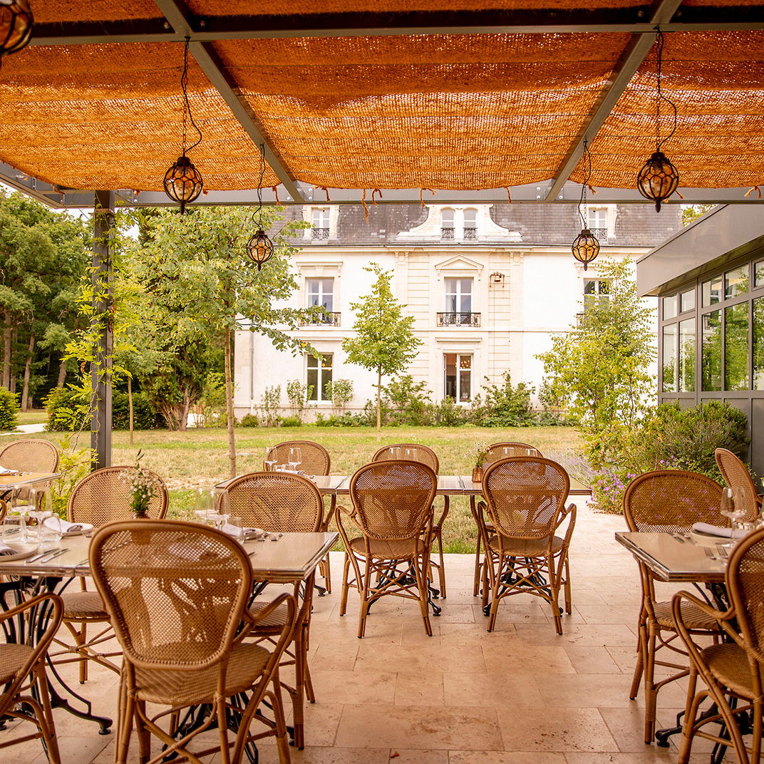 Les Hayes en Sologne, at the table