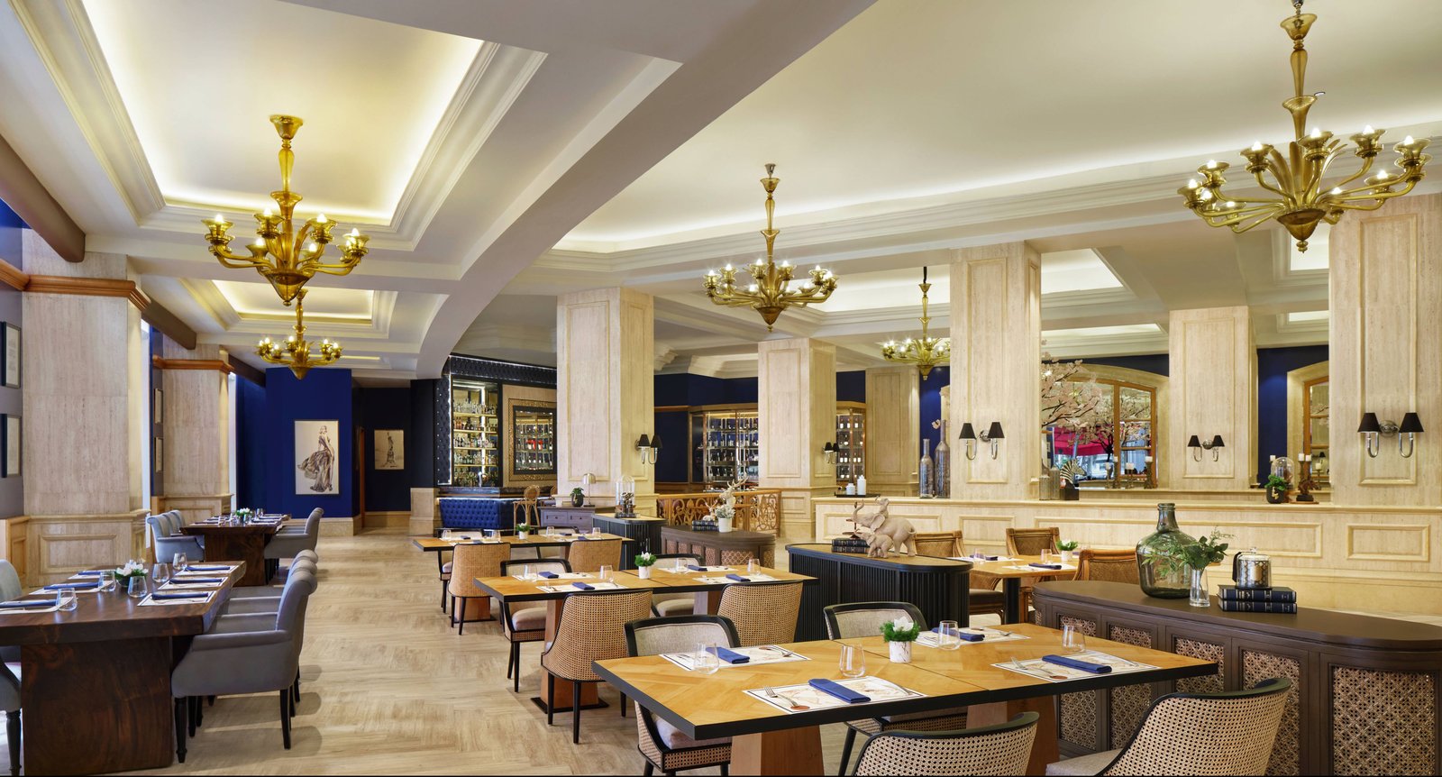 The Ritz-Carlton Jakarta, Mega Kuningan, lobo & juno