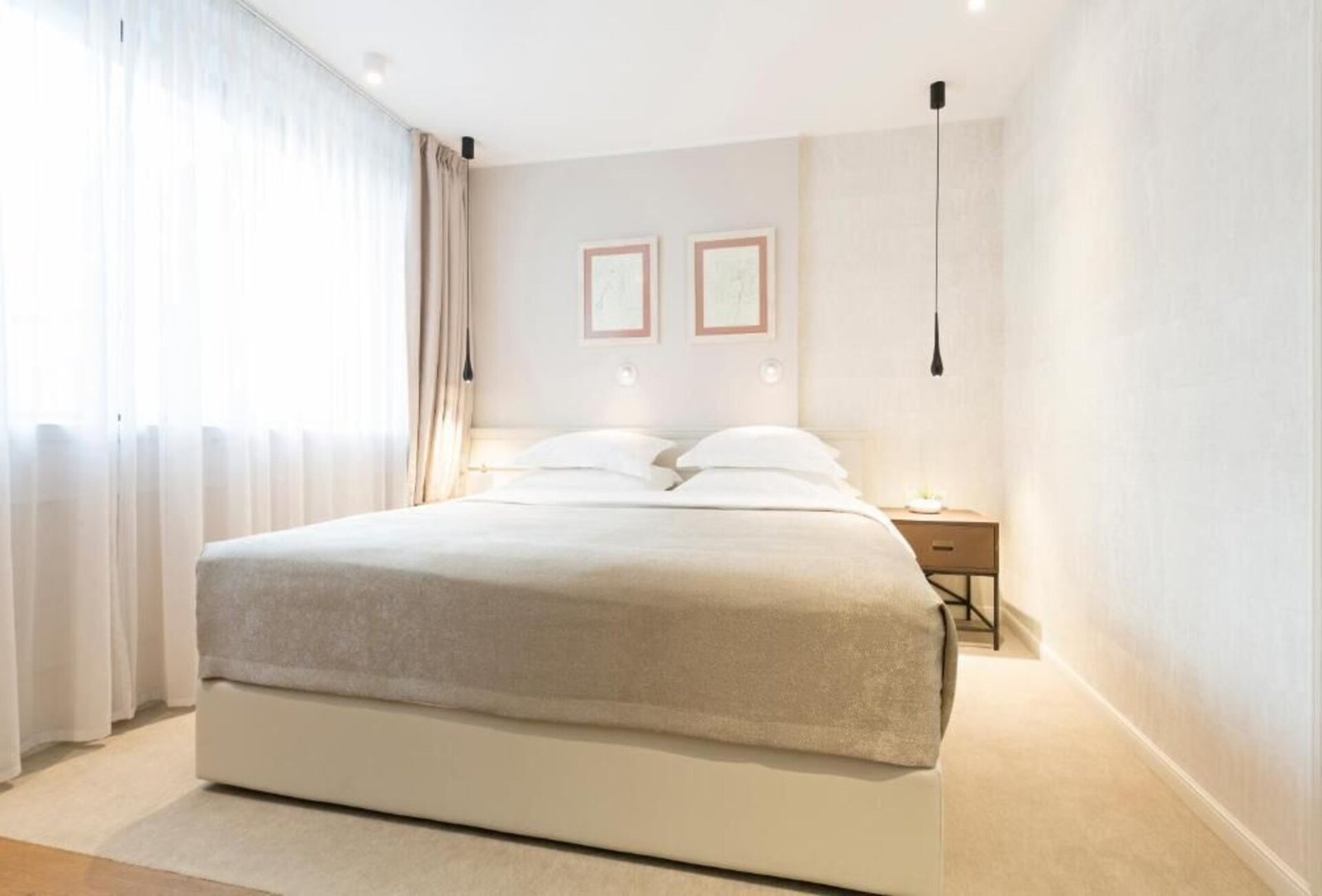 Envoy Hotel