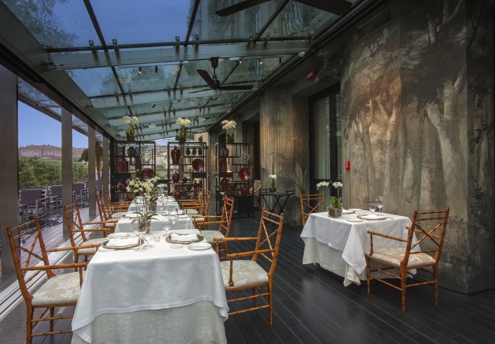 Hotel de la Ville, at the table