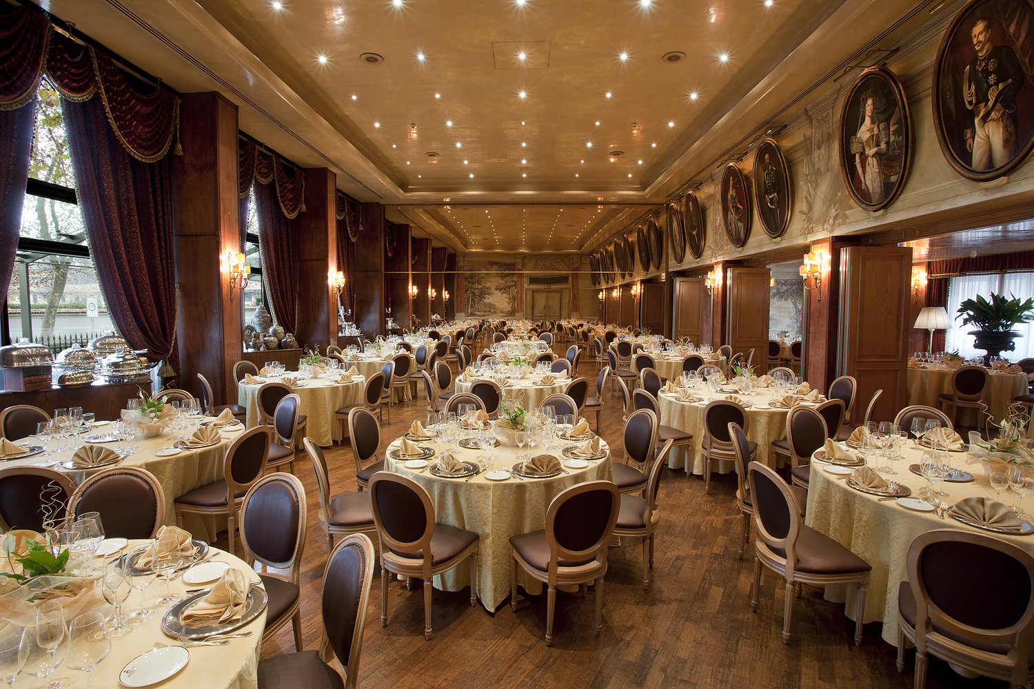 Hotel de la Ville, at the table