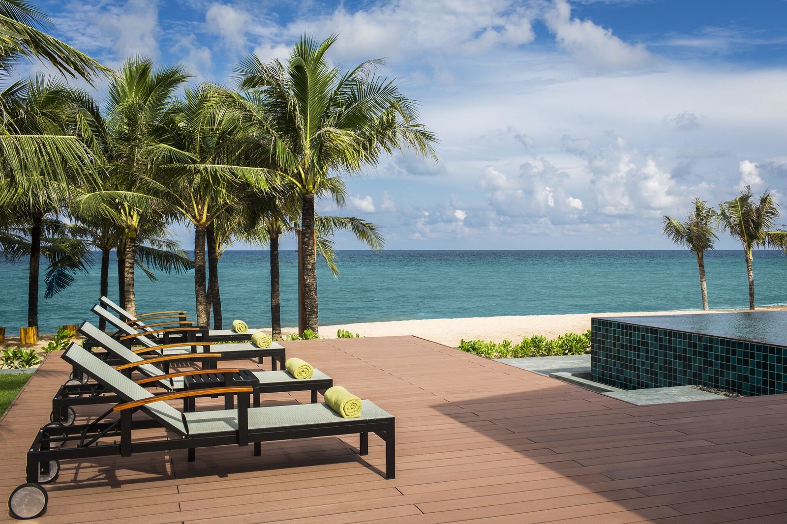 Dusit Princess Moonrise Beach Resort — vibe