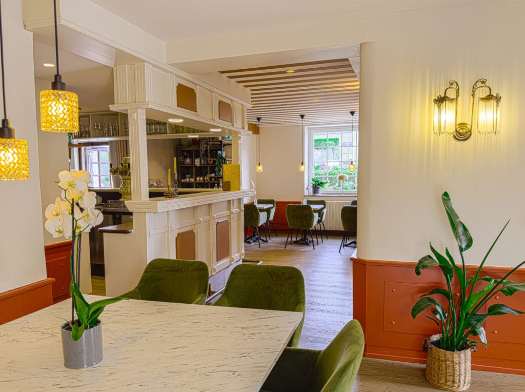 Relais Manderen, at the table