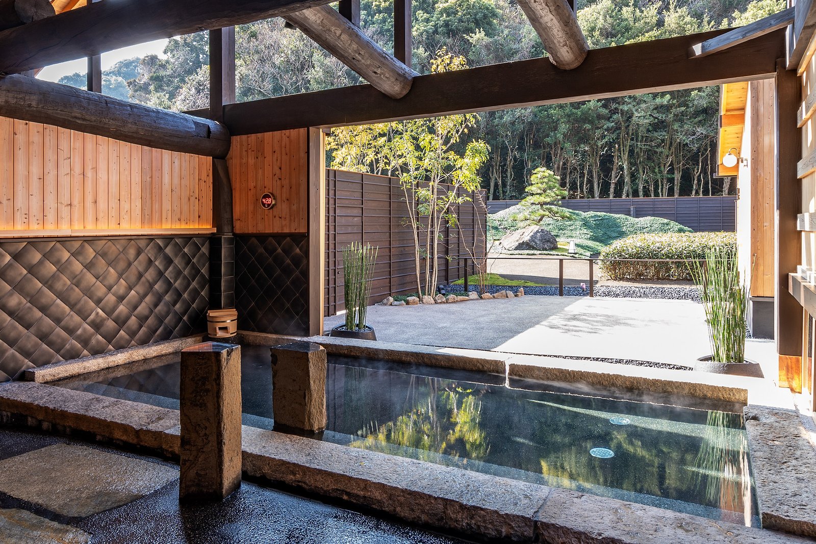 Izumigaya Crafts Inn Waraku - Front Office