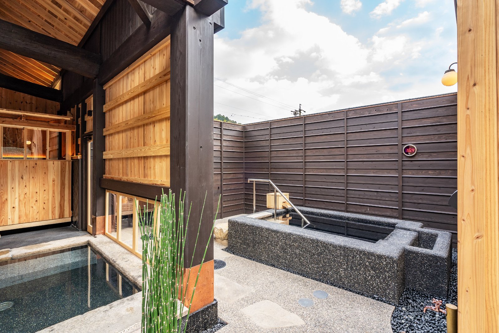 Izumigaya Crafts Inn Waraku - Front Office